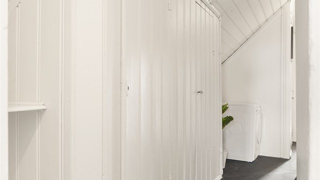 Fra gang 1 er det oppgang til loft, inngang til bad/wc og soverom 2 i tillegg til kott