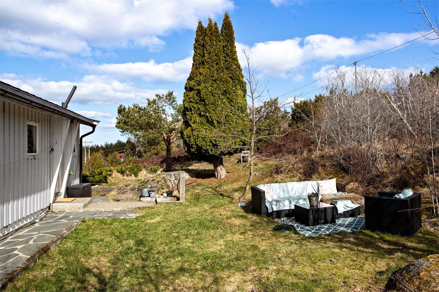 En romslig naturtomt med plass for både lek og avslapning.