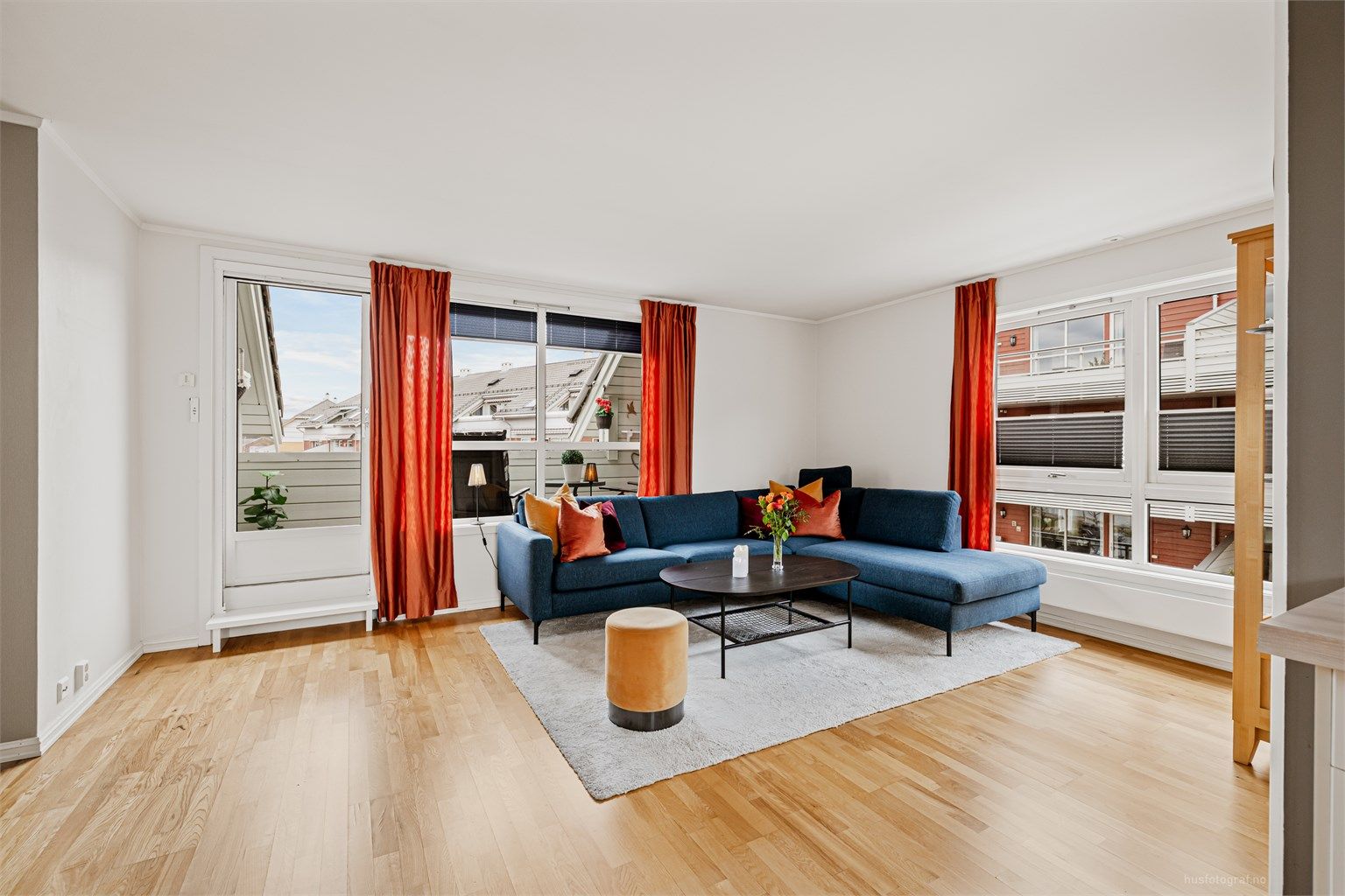 Stuen har gode lysforhold fra flere vindusflater, og gjennomgående parkett på gulvet.