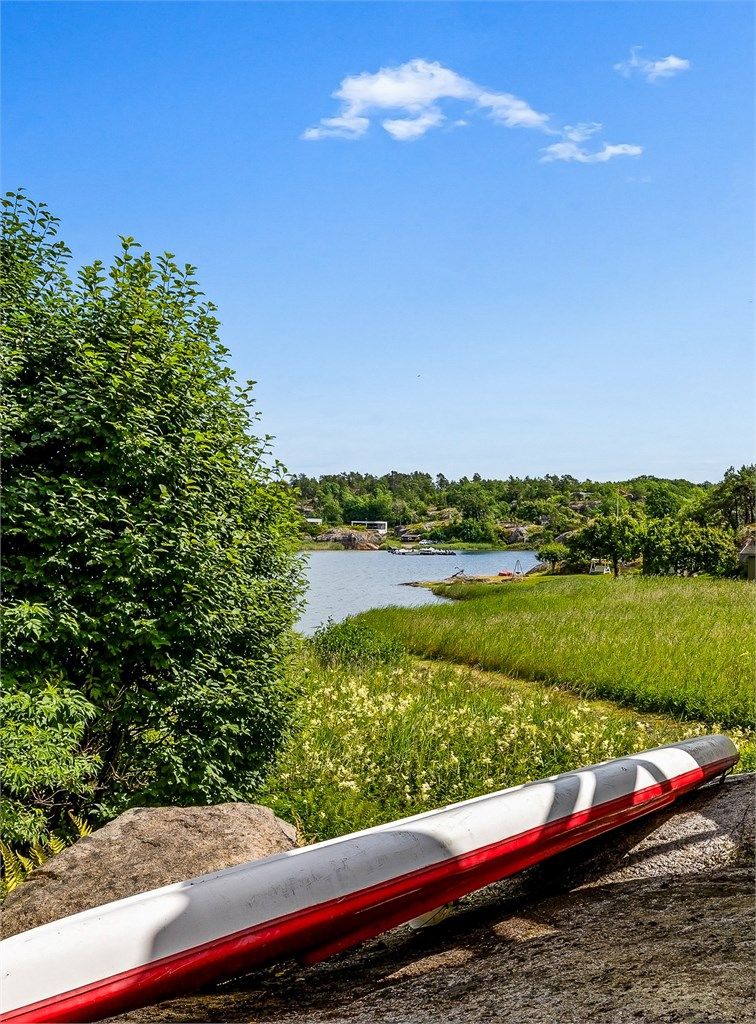 Her kan du koble av og nyte late sommerdager borte fra byens kjas og mas. På Storholmen finner du gode og trygge bade-, og fiskemuligheter er rett utenfor stuedøren.