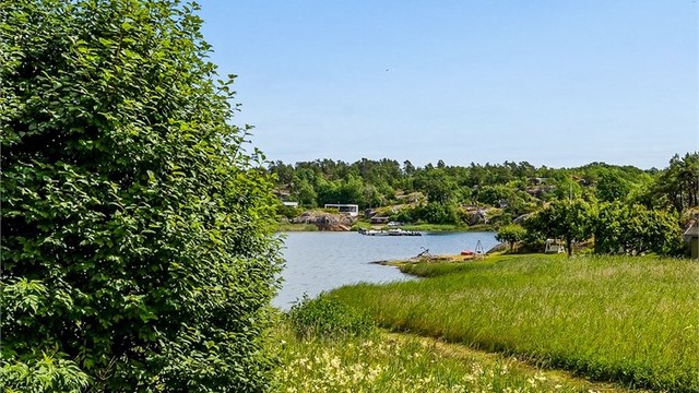 Her kan du koble av og nyte late sommerdager borte fra byens kjas og mas. På Storholmen finner du gode og trygge bade-, og fiskemuligheter er rett utenfor stuedøren.