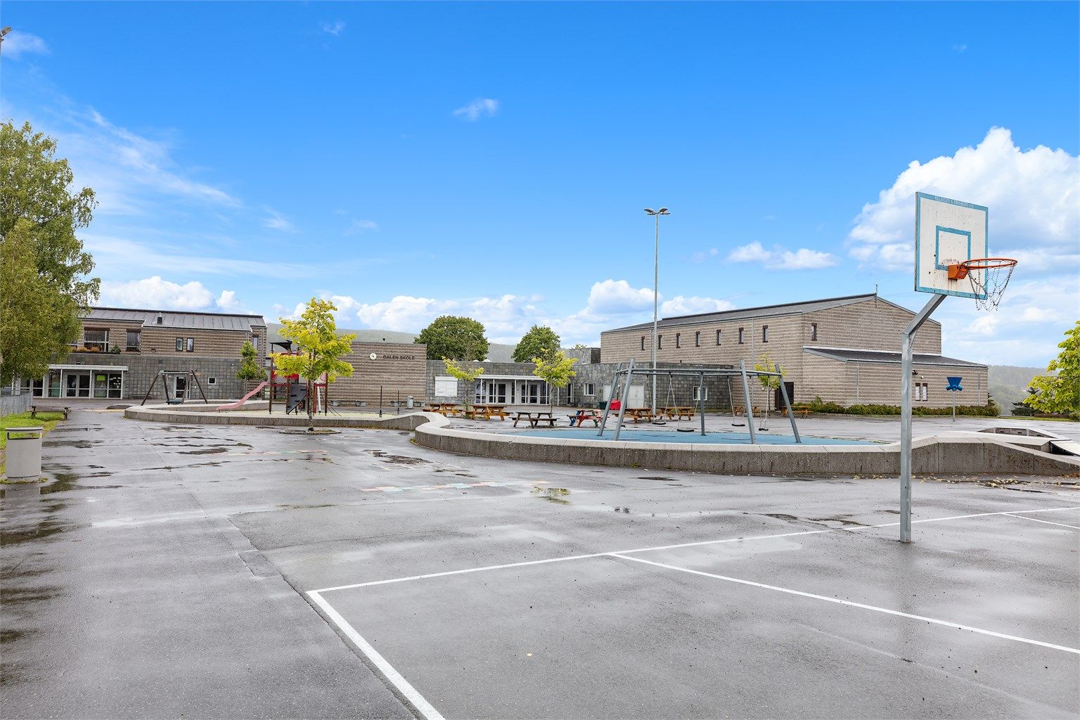 Dalen skole (1-7. trinn) ligger kun en kort kjøretur unna, ca. 3,2 km fra boligen.