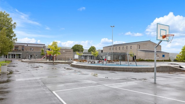 Dalen skole (1-7. trinn) ligger kun en kort kjøretur unna, ca. 3,2 km fra boligen.