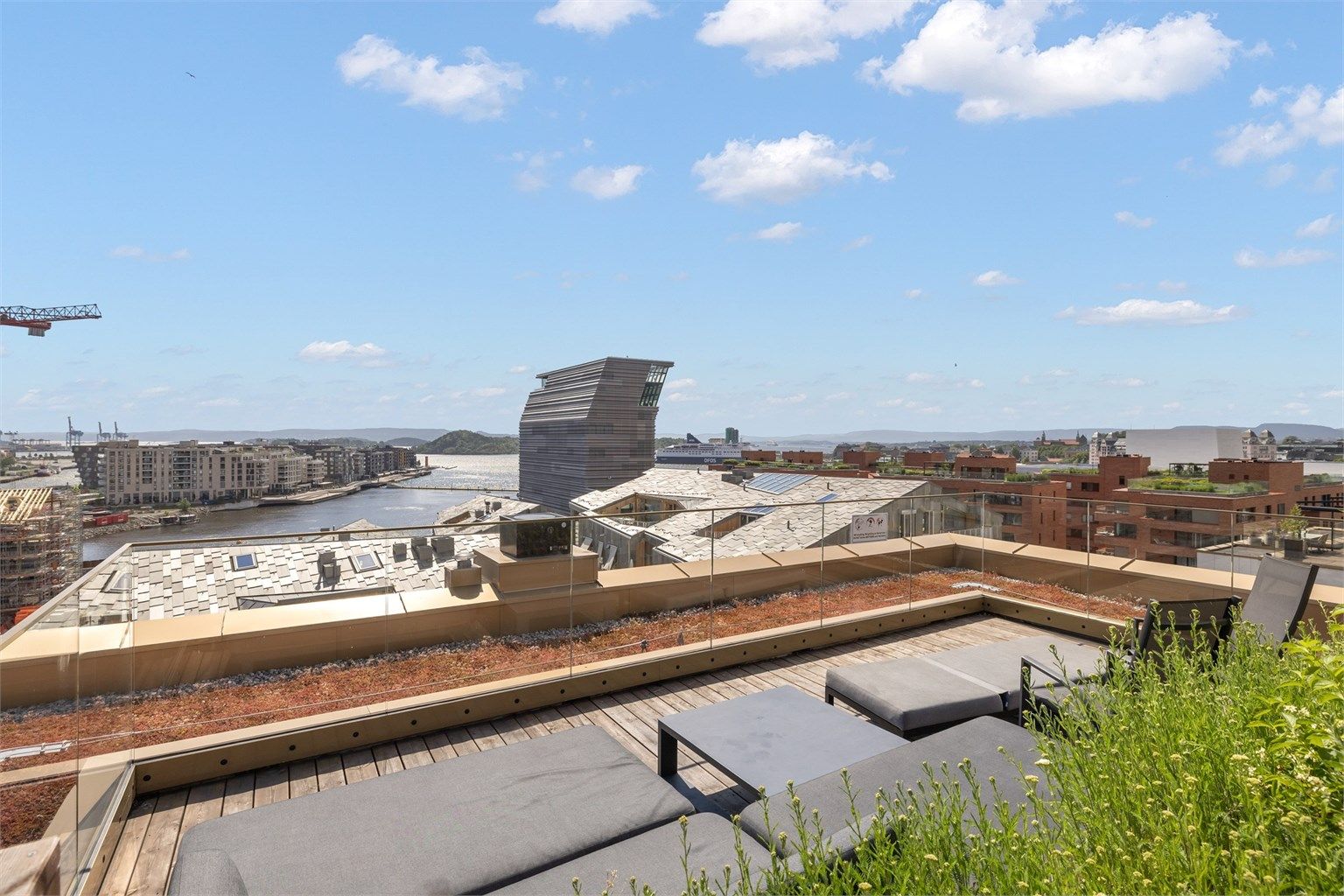 En av de mange sonene på takterrassen, perfekt for å nyte lange sommerdager med venner og naboer.