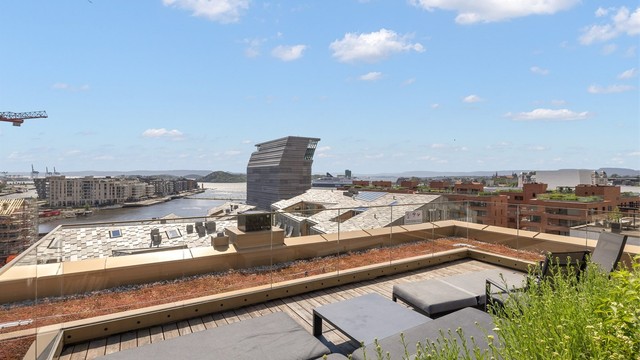 En av de mange sonene på takterrassen, perfekt for å nyte lange sommerdager med venner og naboer.