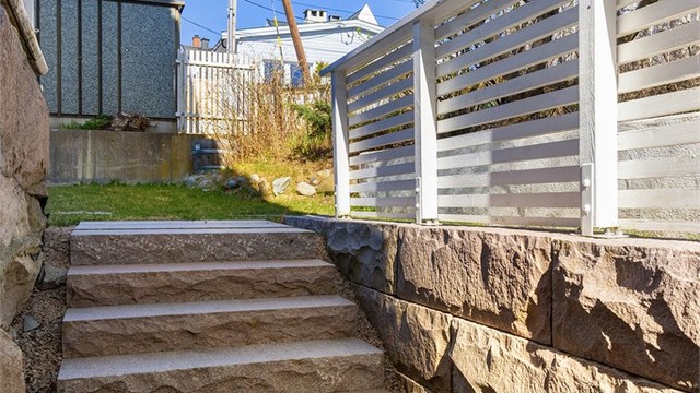 Pen og bred trappenedgang til kjelleretasjen