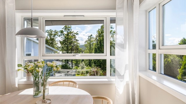 Spisebordet har sin naturlige plass i den lysfylte kroken foran kjøkkenet, hvor det er like fint utsyn som på balkongen.