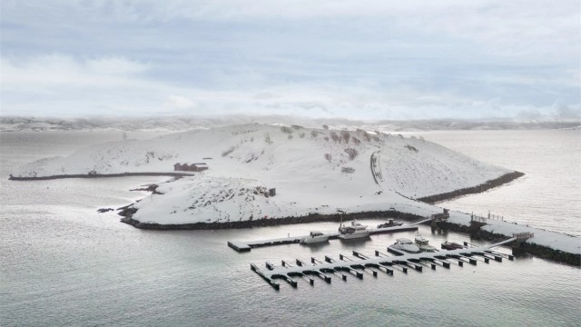 Med tomten følger det rett til båtplass på moloen på sørsiden i føle selger. Hit er det gangsti og det tar 5-10 minutt å gå. Det er også egen brygge med båtplasser til salgs for kr 30.000,- i nærheten.
