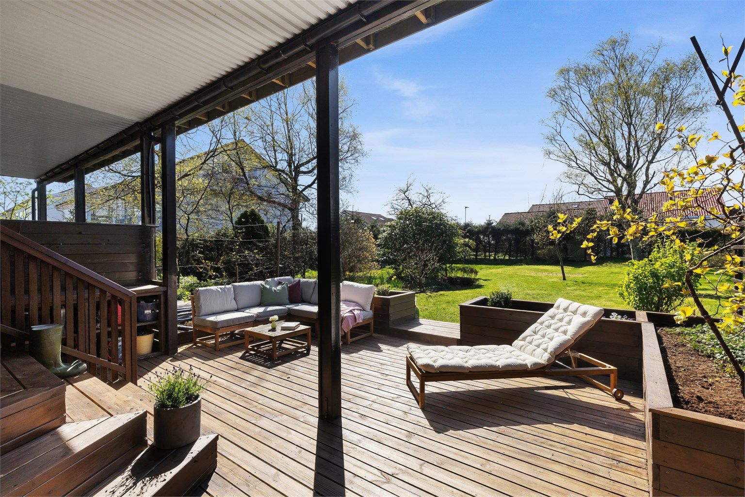 Den overbygde delen av terrassen forlenger utesesongen og gir ly for vær og vind.