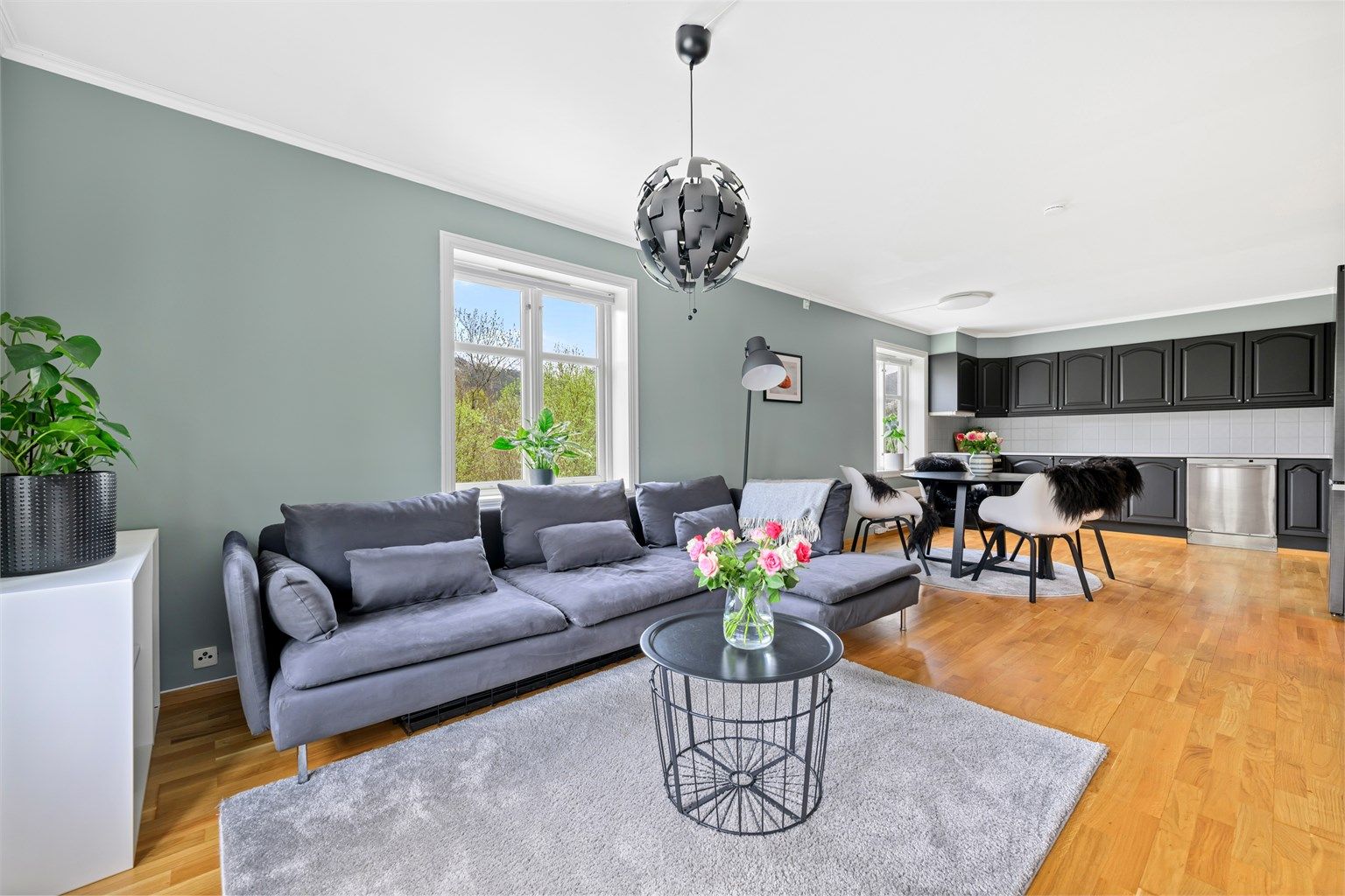 Stue og kjøkken har en åpen og sosial utforming med god plass til både sofakrok og spisebord.