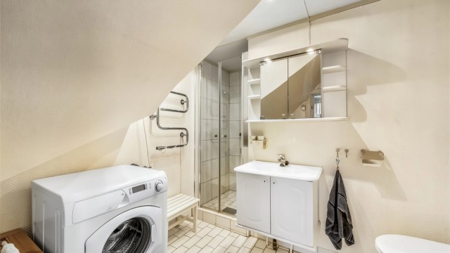 Badet utnytter plassen godt slik at du har alt du trenger. På andre siden av veggen har du en bod dersom du føler behov for å utvide badet.