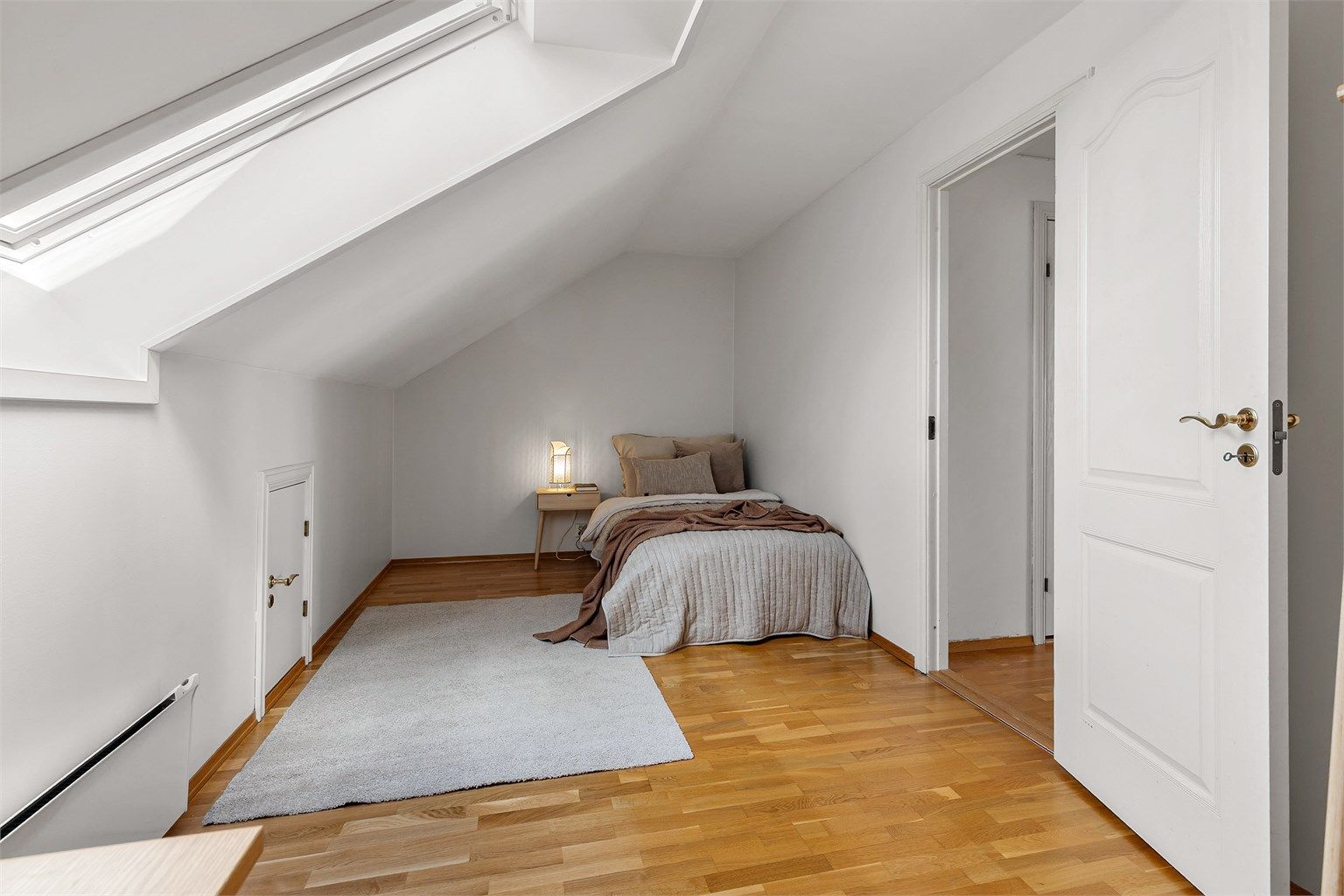 Soverom 3 i loftsetasjen har god plass til seng og garderobeskap. Dette rommet egner seg godt til gjesterom, barnerom eller kontor. 