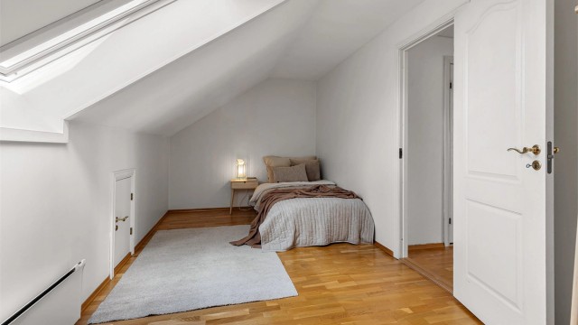 Soverom 3 i loftsetasjen har god plass til seng og garderobeskap. Dette rommet egner seg godt til gjesterom, barnerom eller kontor.
