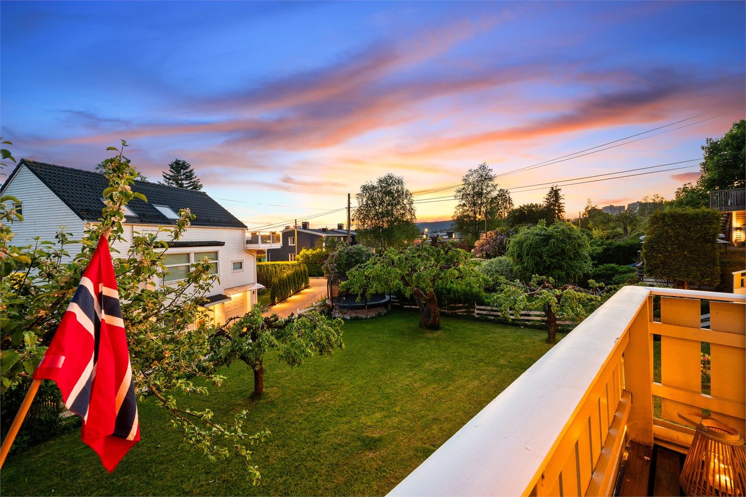 Her bor du med en attraktiv og barnevennlig beliggenhet med nærhet til det aller meste du skulle ha behov for i hverdagen. 