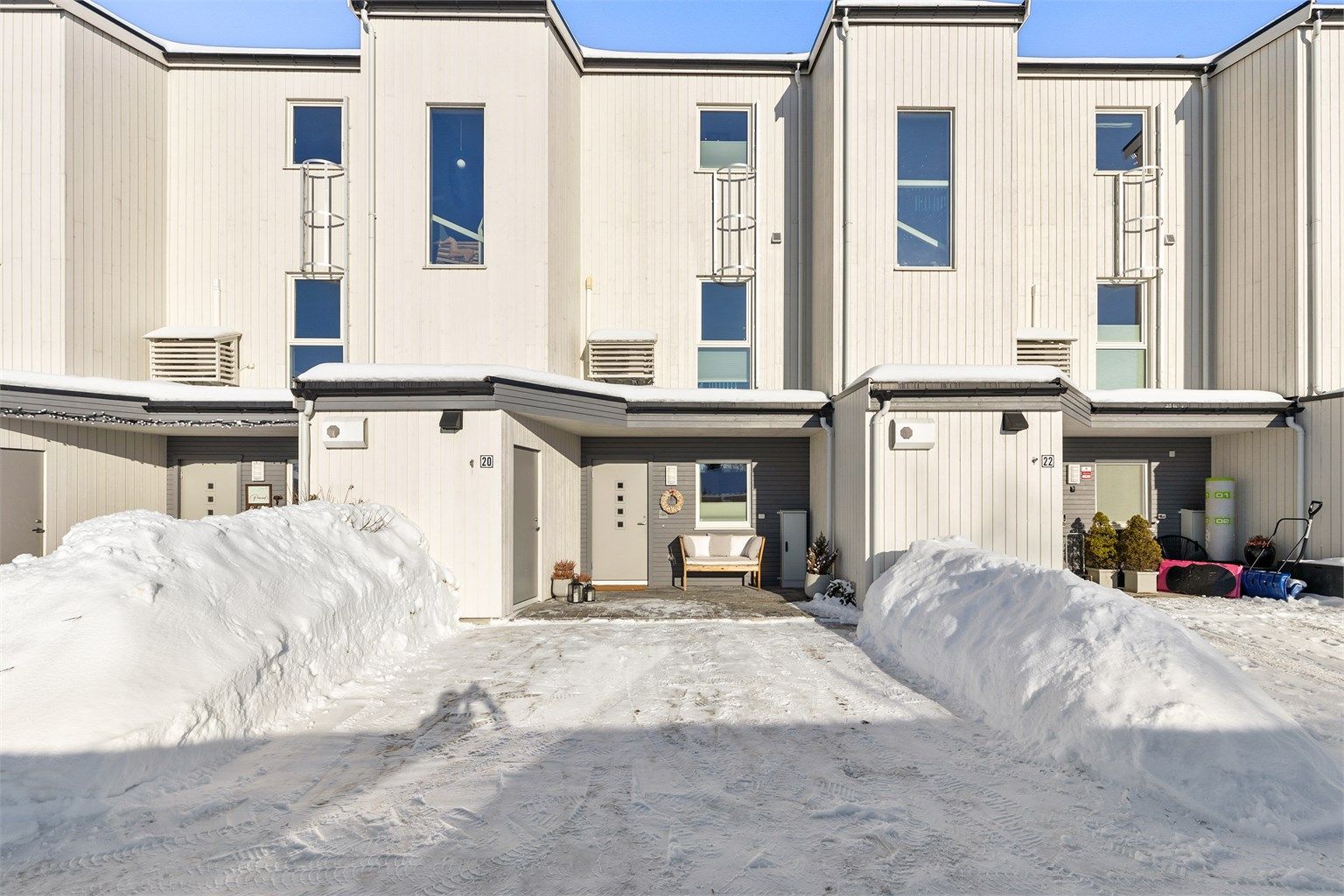 Her får du et innholdsrikt og moderne rekkehus (nytt i 2017) i et meget familie- og barnevennlig område. Boligen inneholder 3 soverom, 2 bad, 2 stuer, stue, kjøkken entré og bod.