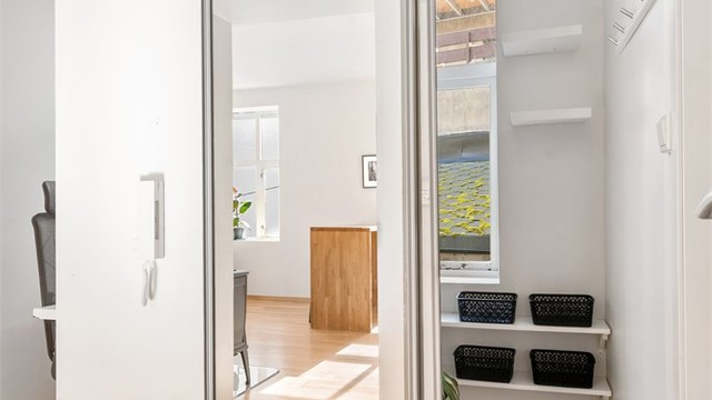 I skyvedørsgarderoben er det tillaget med hyller og knagger.