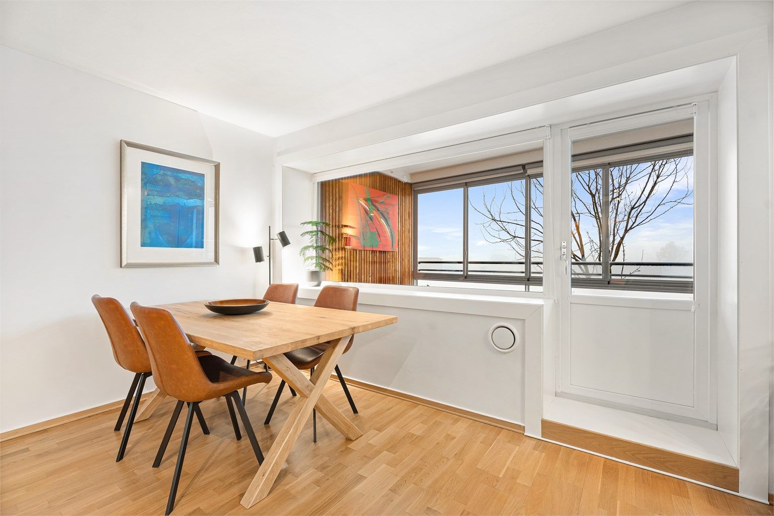 Godt med dagslys og direkte utgang til innglasset balkong