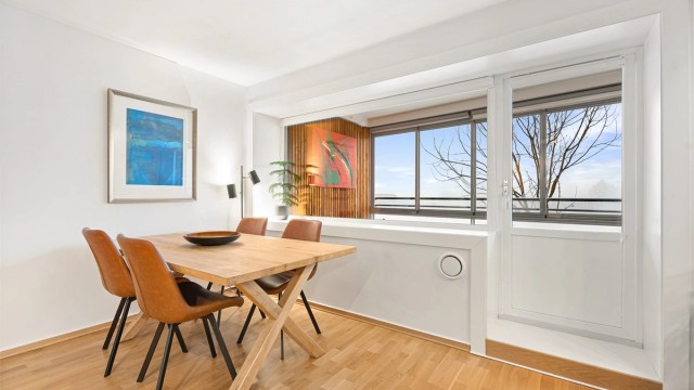 Godt med dagslys og direkte utgang til innglasset balkong