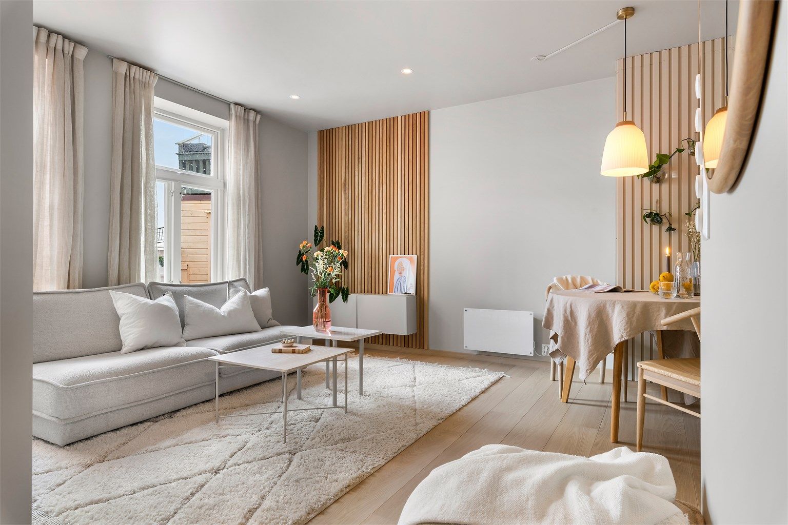 Rommet er på til sammen 25m². Det er lagt Pergo laminat på gulv og gips på vegger og tak, med listefri overgang. Downlights i taket sørger for god lyssetting 