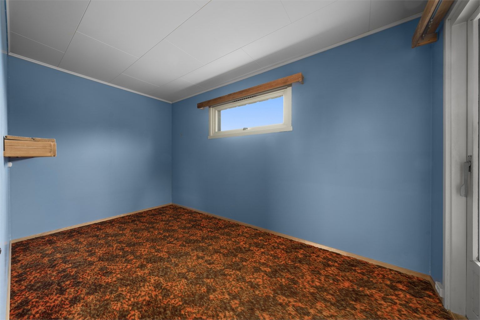 Det tredje soverommet i etasjen, med plass til seng og oppbevaring.