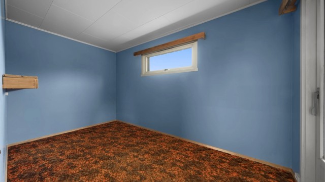 Det tredje soverommet i etasjen, med plass til seng og oppbevaring.