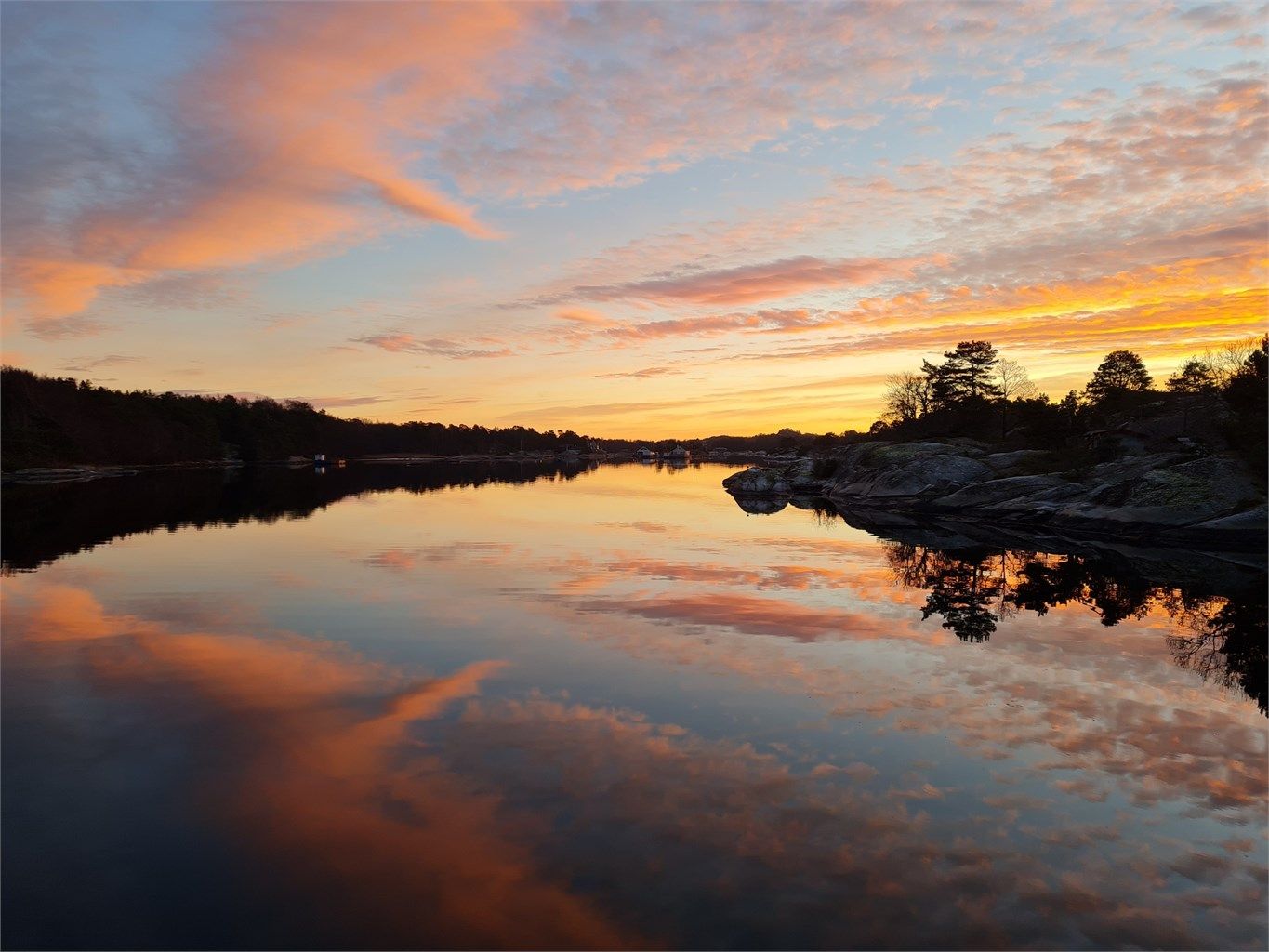Her kan du nyte stillheten i skjærgården, vakre solnedganger over havet og et rikt fugle- og dyreliv – en perfekt ramme for både hverdag og ferie