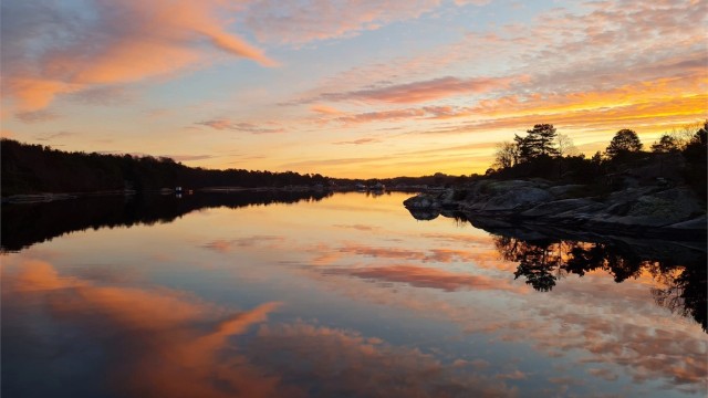 Her kan du nyte stillheten i skjærgården, vakre solnedganger over havet og et rikt fugle- og dyreliv – en perfekt ramme for både hverdag og ferie