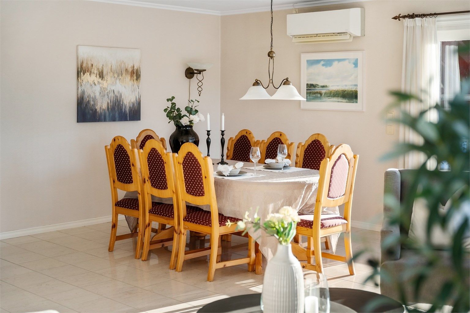 Spisestuedelen har plass til langbord for større selskaper.