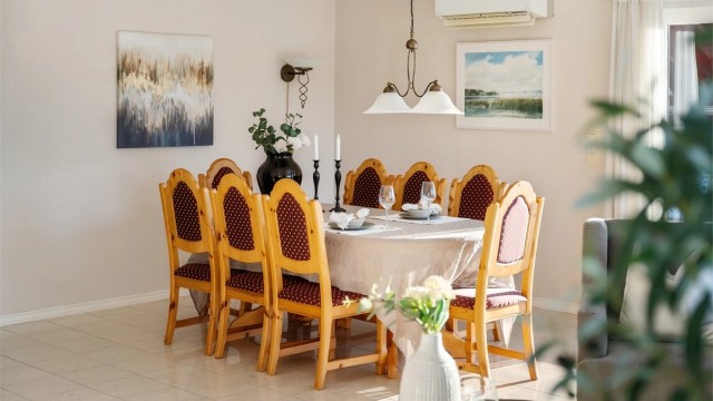 Spisestuedelen har plass til langbord for større selskaper.