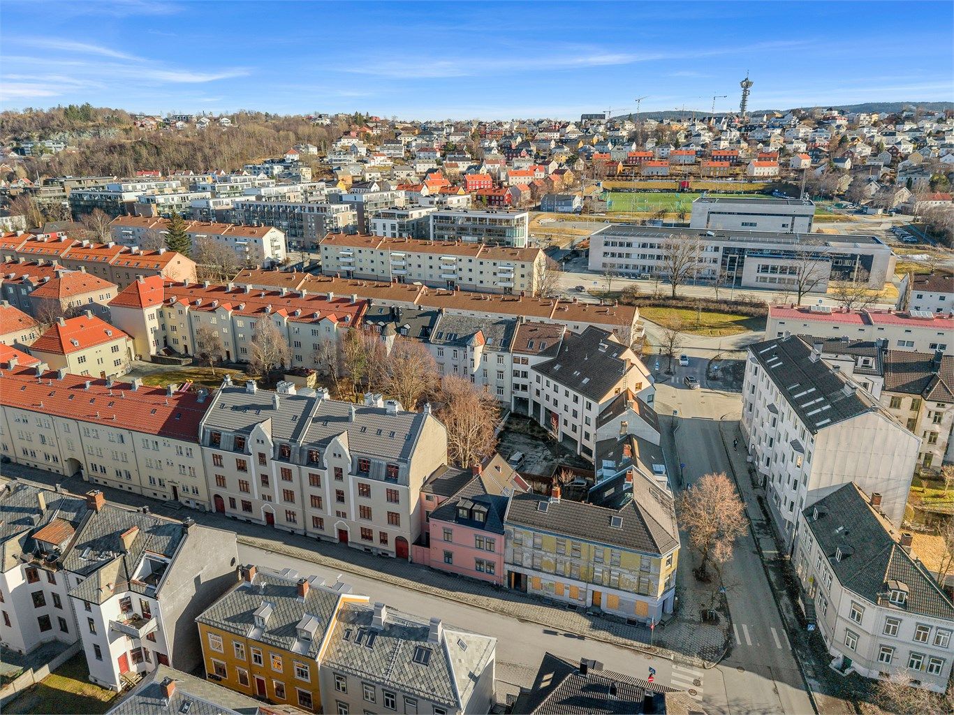 Festningsparken ligger som nærmeste nabo til Møllenberg og kan by på byens beste rekreasjon og uteaktiviteter. Tar man en spasertur ned til Bakklandet vil man oppleve små kafeer samt nærhet til Nidelven med gode turmuligheter.