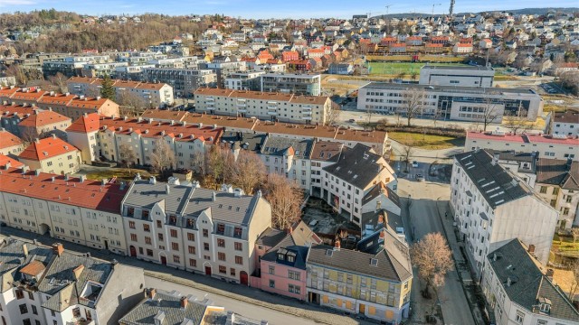 Festningsparken ligger som nærmeste nabo til Møllenberg og kan by på byens beste rekreasjon og uteaktiviteter. Tar man en spasertur ned til Bakklandet vil man oppleve små kafeer samt nærhet til Nidelven med gode turmuligheter.