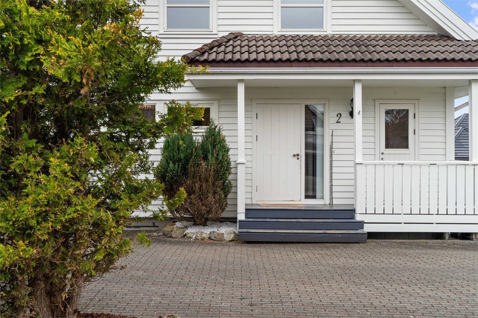 Overbygget inngangsparti til hovedetasjen.
