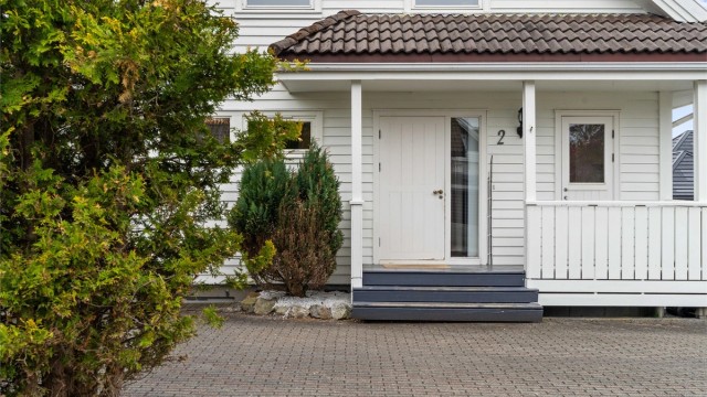Overbygget inngangsparti til hovedetasjen.