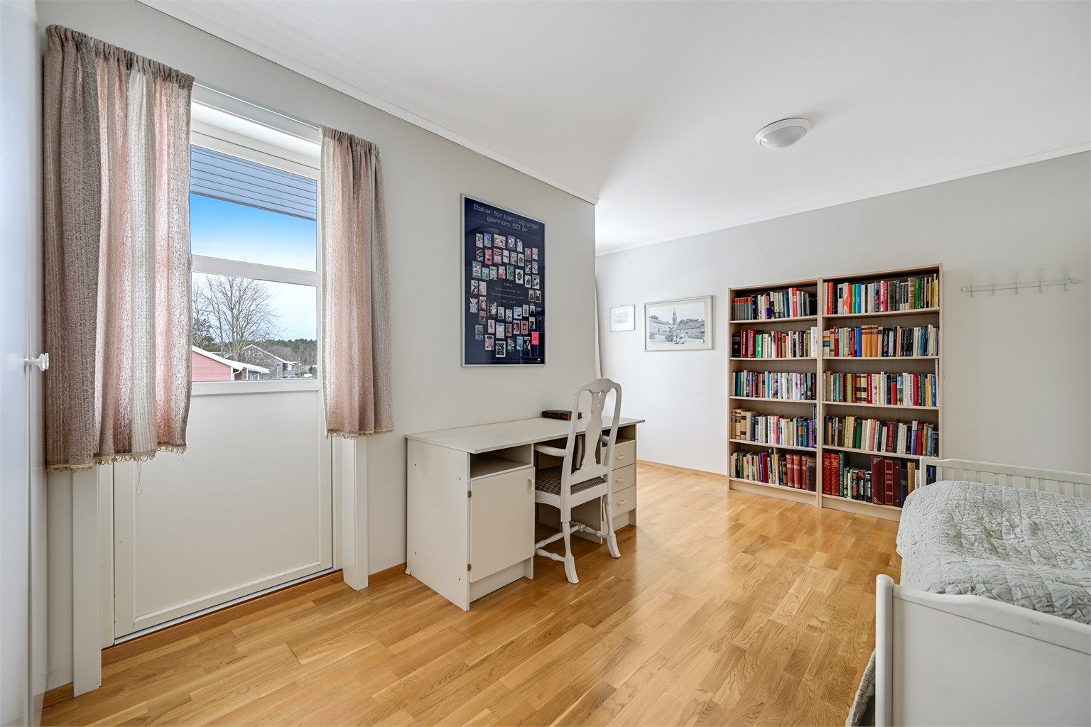 Fra det ene soverommet er det utgang til en takoverbygget balkong på ca. 5 kvm.