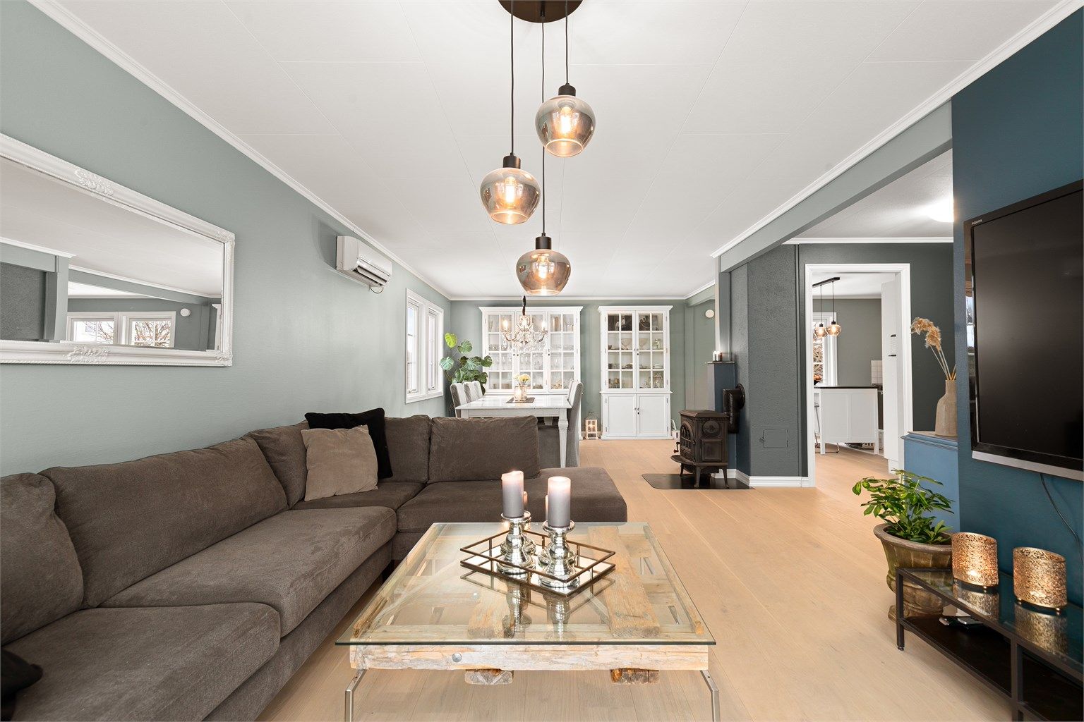 Romslig og innholdsrik enebolig sentralt på Spikkestad