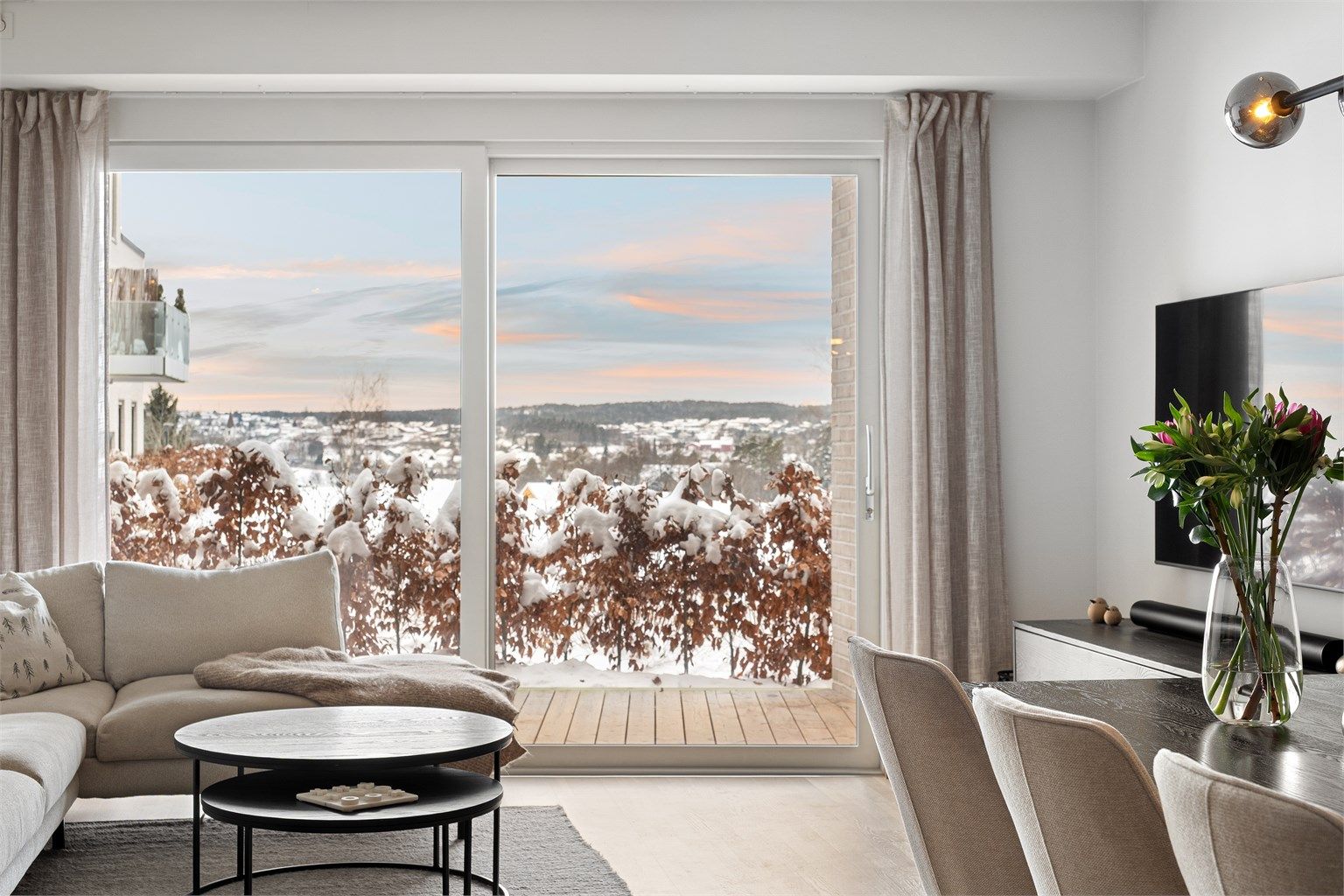 Til tross for plassering på bakkeplan sees flott utsikt langt mot vest fra både stuen og terrassen. Fotograf; Kristoffer Kristiansen.