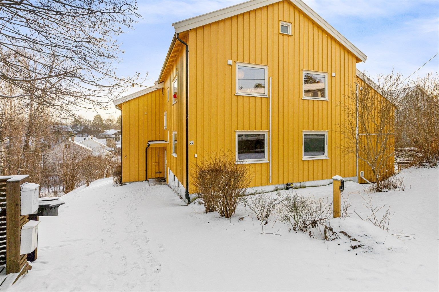 Leiligheten har en attraktiv og barnevennlig beliggenhet i et etablert boligområde på Ballerud.