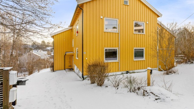 Leiligheten har en attraktiv og barnevennlig beliggenhet i et etablert boligområde på Ballerud.