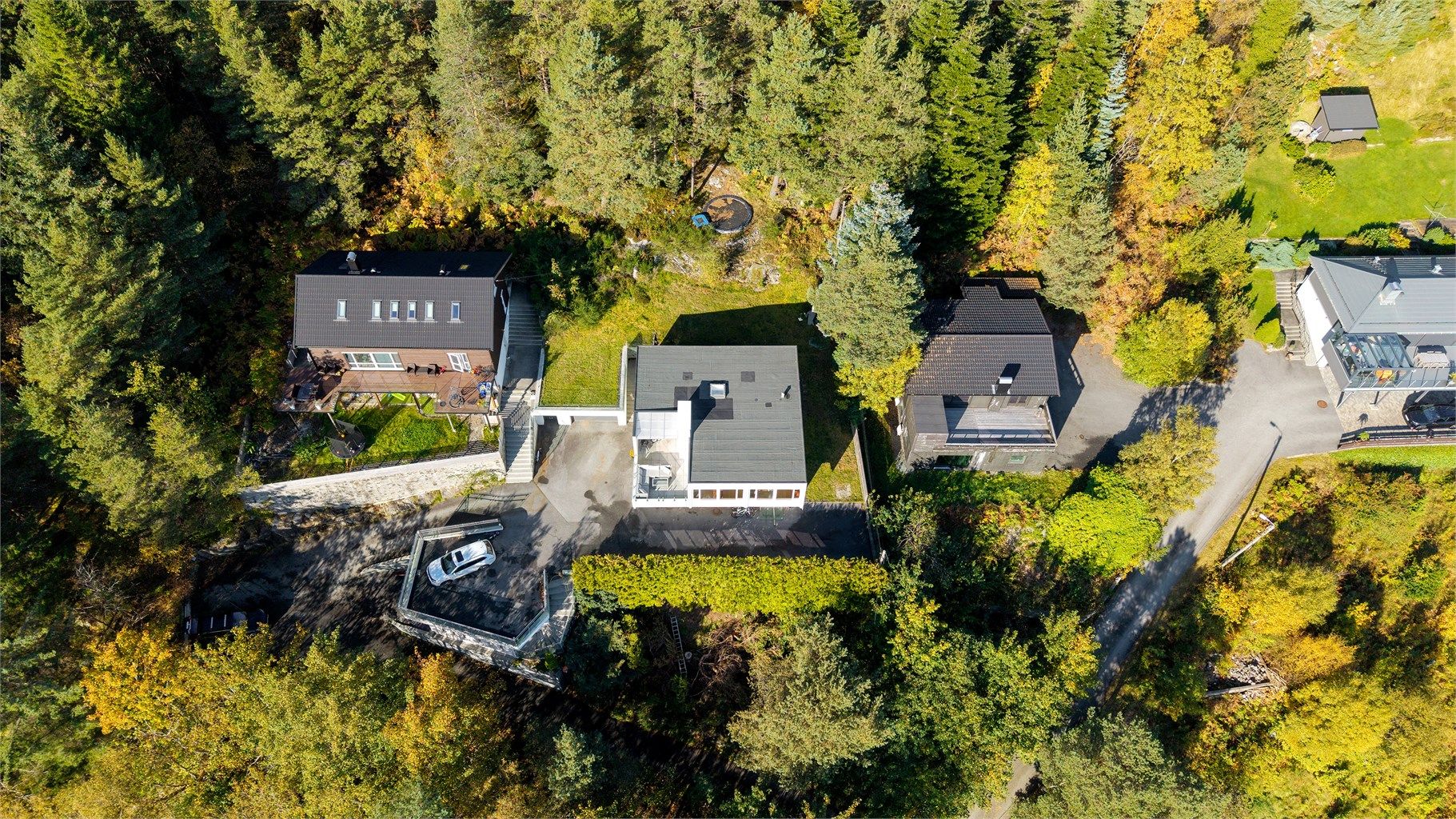 Skjermet beliggenhet øverst i blindvei med naturskjønne omgivelser.