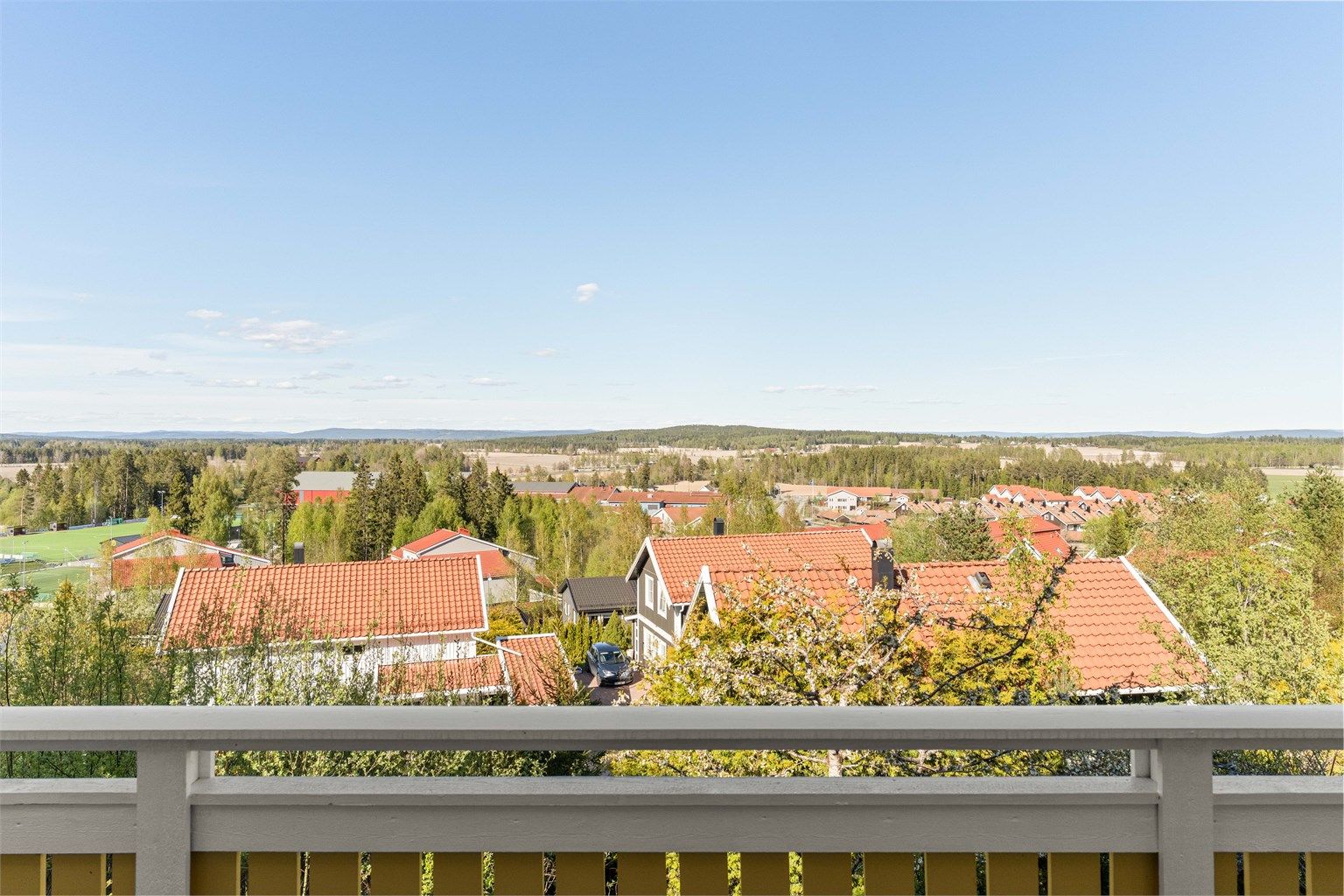 Boligen ligger i Neskollen, et område med kort vei til skoler, barnehager og dagligvarebutikker som Rema 1000.