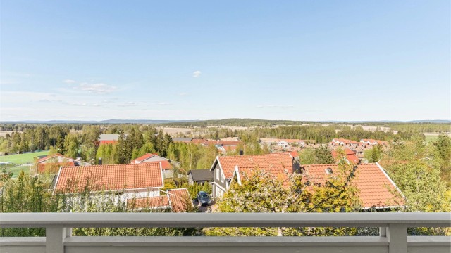 Boligen ligger i Neskollen, et område med kort vei til skoler, barnehager og dagligvarebutikker som Rema 1000.