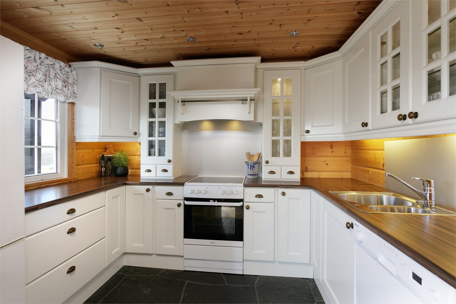 Hvit kjøkkeninnredning fra Mørekjøkken 