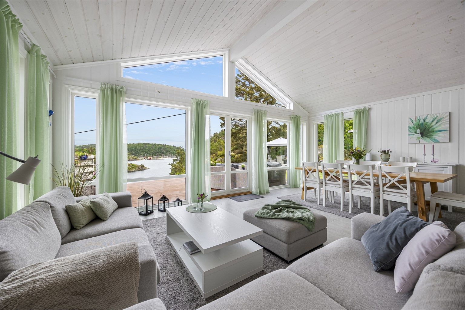 Her er det god plass til både sofagruppe og spisebord for familie og venner.