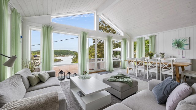 Her er det god plass til både sofagruppe og spisebord for familie og venner.