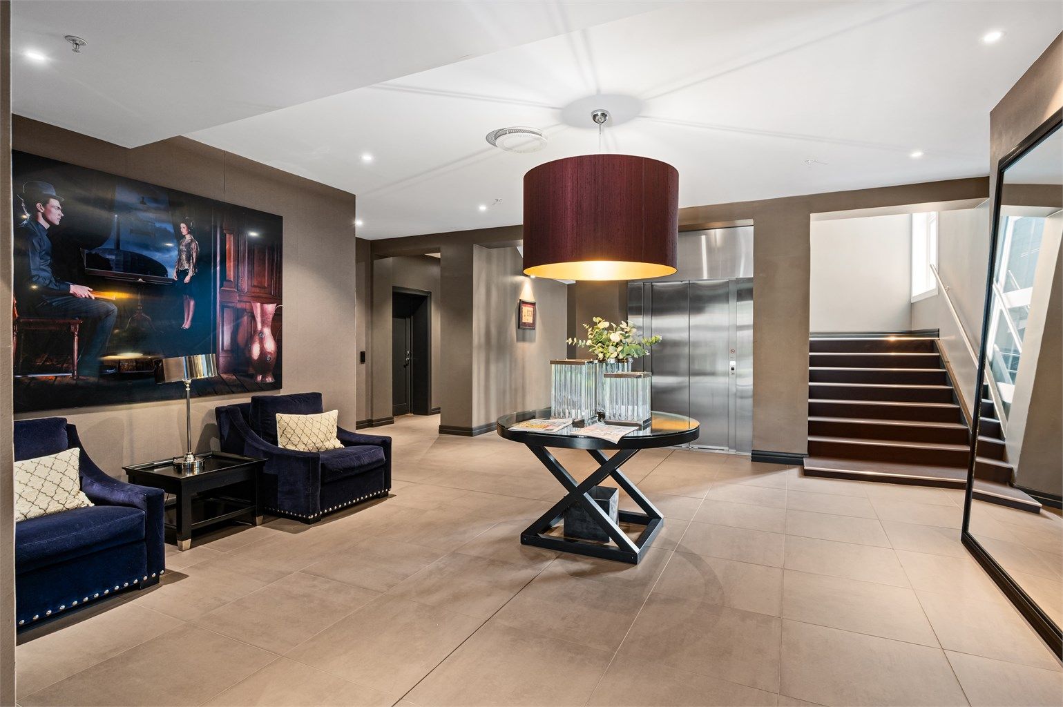 Her blir du møtt av en nydelig og innbydende foajé, heisankomst til leilighetens etasje.