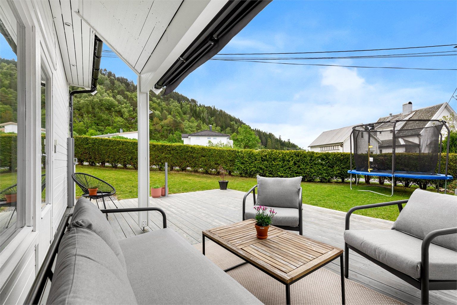 Markterrasse mot sydvest på 30 kvm med tilkomst til skjermet hage