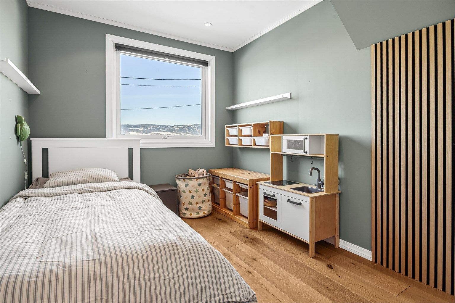 Det andre soverommet i underetasjen er også av god størrelse, med parkett på gulvet.