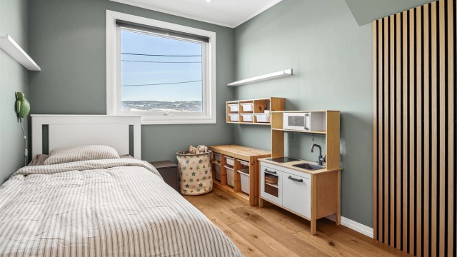 Det andre soverommet i underetasjen er også av god størrelse, med parkett på gulvet.