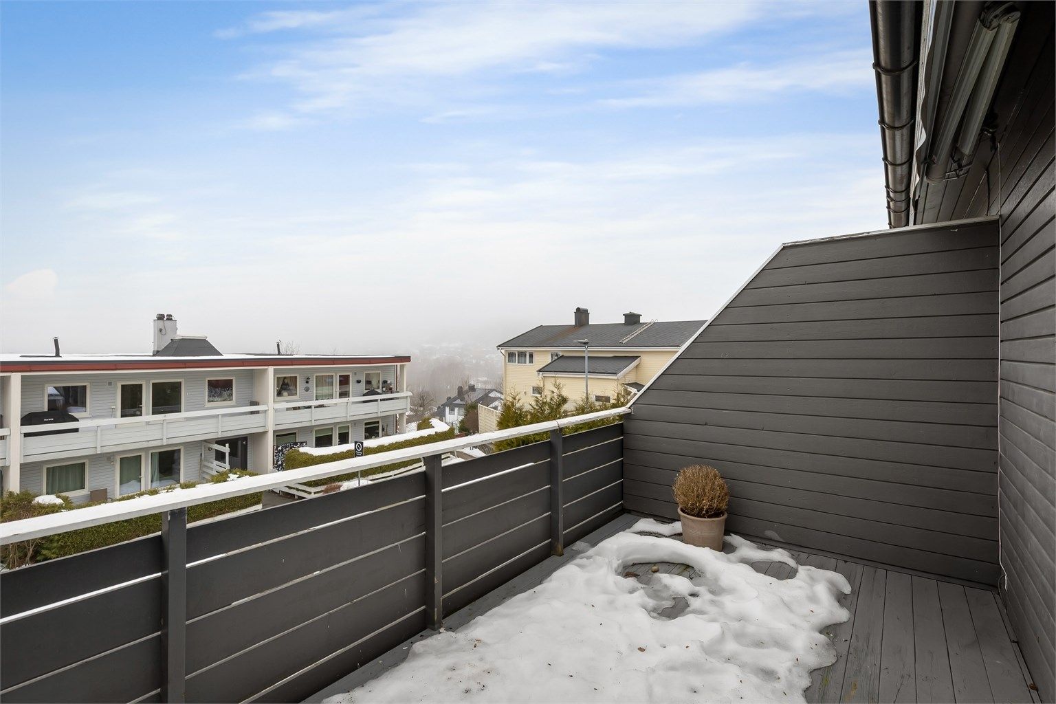 Balkongen har gode solforhold, og er vestvendt