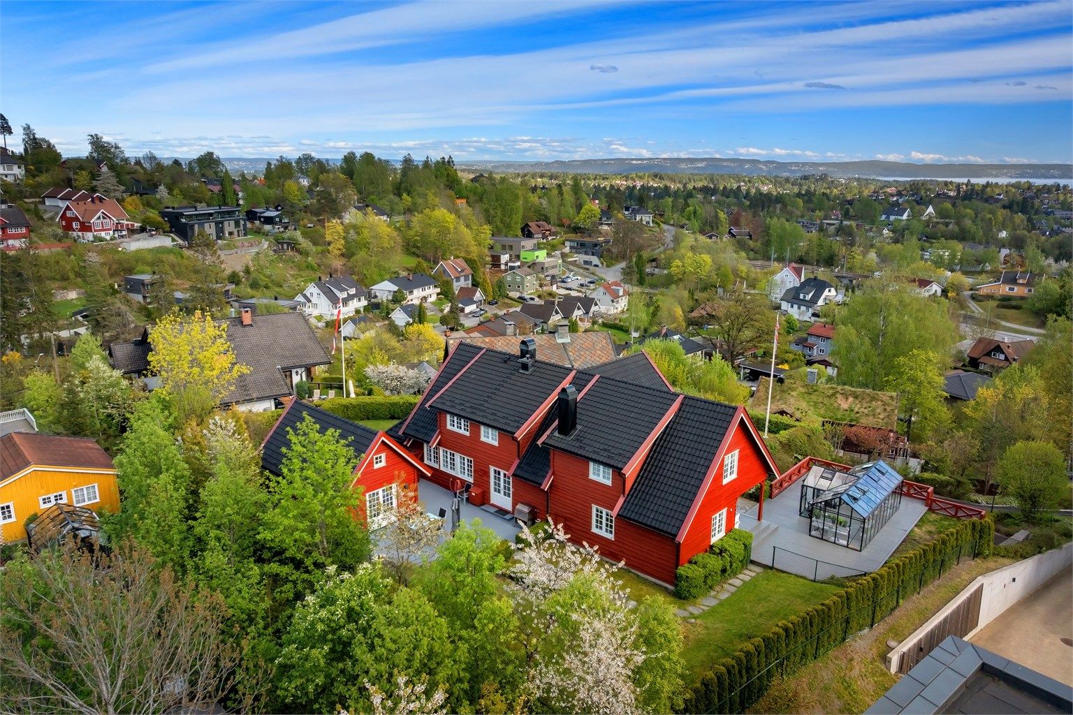 Terrassen ved annekset har adkomst fra forstuen